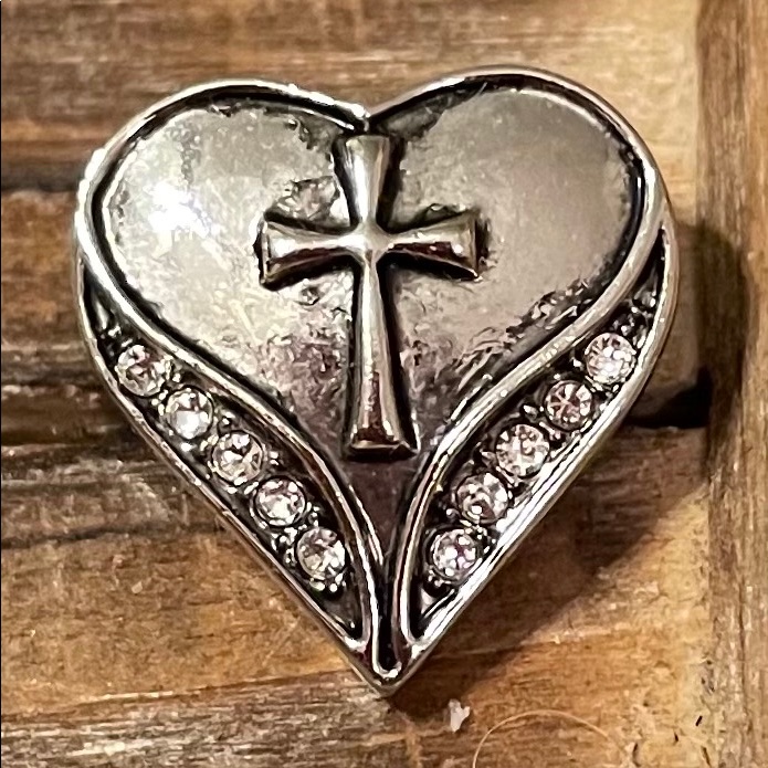 Magnolia & Vine 18mm Heart Cross Snap